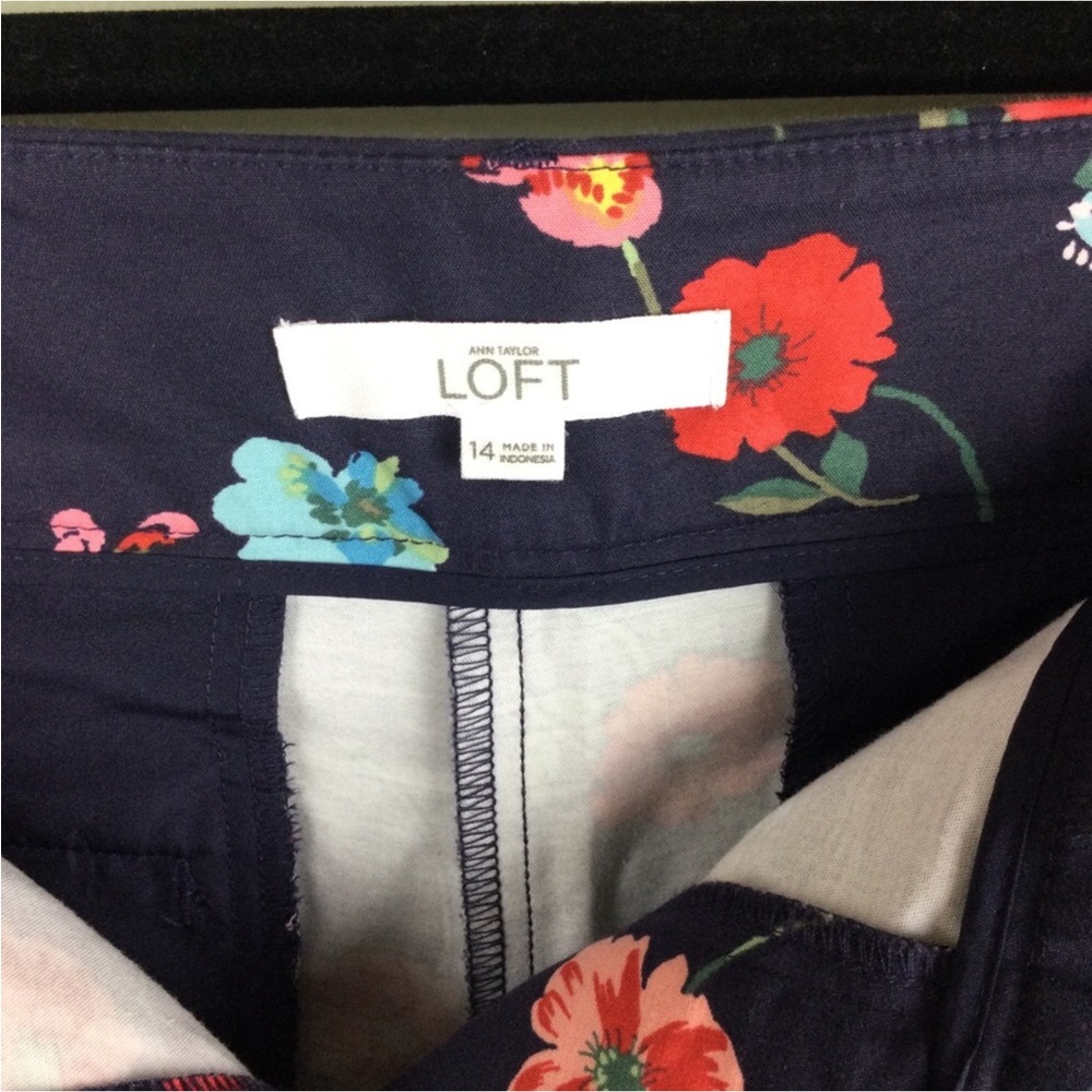 Loft Riviera Floral Print Classic Fit 4” Navy Shorts Size 14 - Picture 8 of 10